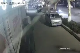莒南街头惊险一幕！小伙耍帅“耍走手”，连人带车甩了出去…图片