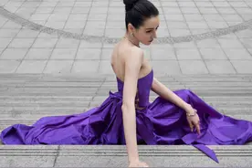 迪丽热巴一袭紫色长裙梦幻神秘 身姿舒展曲线迷人图片