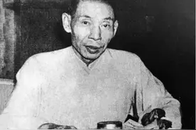 杜月笙读报时，瞥到“黄金荣扫大街”的照片，脸色大变直冒青筋图片