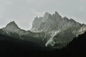 8首描写“山峰”的经典诗句，崇山峻岭撼人心，读来字字精彩图片