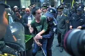 城管执法遇狠人，商贩对城管各种挑衅，商贩直接拿刀教城管做人！图片