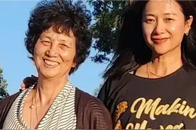 48岁徐静蕾定居美国被疑怀孕！衣着宽松腹部突出，素颜油亮显真实图片