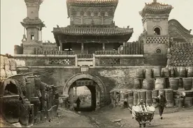 晚清老照片：大户人家的小姐美丽大方，臭男人在烟榻上吞云吐雾图片