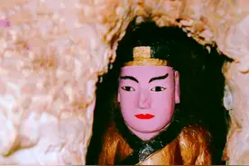 福建一棵古树，里面藏有“神像”，怎么放进去的至今成谜图片