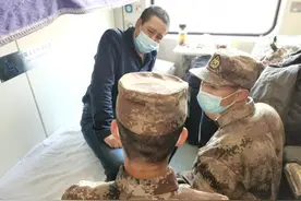 旅客突发疾病，两名新兵站了出来……图片