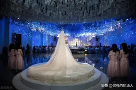 婚礼上的新娘穿高开叉跳“艳”舞是“才”还是“俗”图片