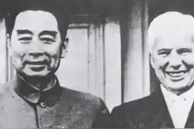 1954年，周总理请卓别林吃饭，走时卓别林抱怨：这鸭子我还没吃够图片