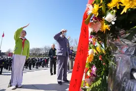 九旬抗战老战士祭奠牺牲战友 两岸青年代表同诵《祭黄帝陵》图片