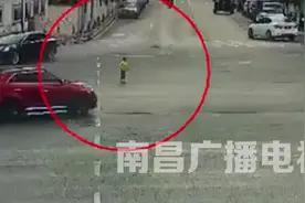 三岁男孩在车流中乱跑，危急时刻南昌民警如“神兵天降”图片