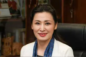 她39岁晋升教授，49岁成为校长，被誉为最美大学校长，今年54岁图片