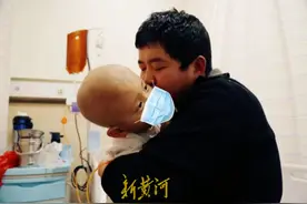 儿子确诊患“儿童癌症之王”，父亲变卖家产带着全家漂泊3年四处求医，一句话让他决定坚持图片