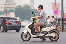 7月1日起，电动自行车新规来了，尤其要注意骑车带人规定图片