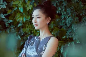 有种“站姿”叫江疏影！穿高开叉连衣裙轻轻抬腿，真是风情万种图片
