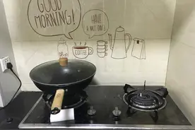 不管有钱没钱，快把食盐倒在燃气灶上，作用厉害了，一年省好几百图片