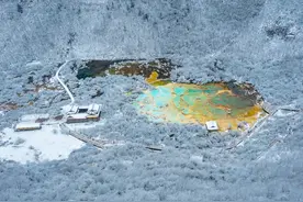 在四川遇见第一场秋雪——黄龙图片