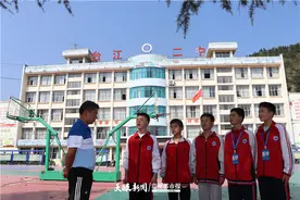 回家路上，贵州六名少年扶起一晕倒女子图片