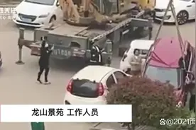赌气调来了吊车，谁也没赢！小区停车纠纷，警察到场也无法解决图片