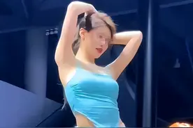 女车模露骨表演惹争议！成都车展变肉展？奇瑞回应引爆舆论图片