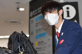 羽生结弦安全抵达日本，数百粉丝接机，柚子鞠躬感谢，将隔离7日图片