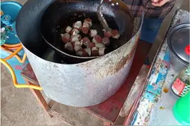 东北小伙路过广西，在小县城里点了一份当地小吃，吃一口差点吐了图片