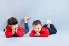 四个姐姐合伙欺负弟弟，还能像小时候一样其乐融融！图片