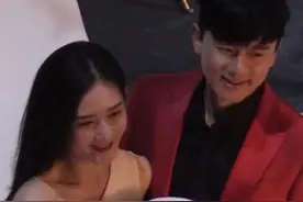 张杰谢娜搂腰甜蜜拍广告！三个女儿现身陪伴，小咘芽脑袋像极爸爸图片
