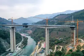 龙城高速控制工程寻江大桥顺利完成边跨合拢图片