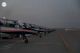 初春第一场夜航，战鹰展翅星海图片