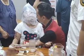 涨知识！女子饭店吃饭时突然抽搐，急救人员巧用袋子套头缓解症状图片
