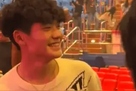 曹格15岁儿子近照曝光 笑容阳光侧颜像妈妈图片