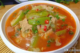 丝瓜烧肉片这样做，翠绿不发黑，味道酸辣不油腻，好吃又下饭图片