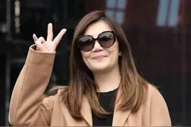梁静茹怎么胖成这样了！156还穿长大衣阔腿裤，真像妇女主任图片
