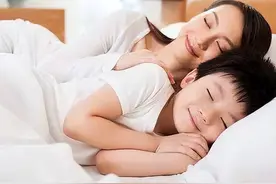 13岁儿子仍跟妈妈睡一起，晚上手脚不老实，性无知终结“恶果”图片