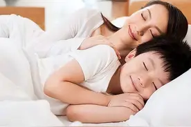 13岁儿子仍跟妈妈睡一起，晚上手脚不老实，性无知终结“恶果”图片