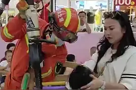 湖北宜昌：女童头被卡游乐设施 消防暖心救援图片