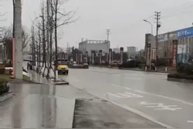 四川一爸爸送娃上校车，拍视频给妈妈邀功，回家接到电话：送错了图片
