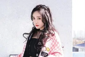 奔四的女人，建议少穿牛仔裤搭运动鞋！学杨幂这样穿，减龄又洋气图片