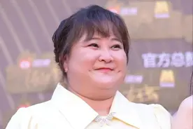 曾被质疑假公益的韩红，为作秀表演？原来她也走上了贾玲的老路！图片