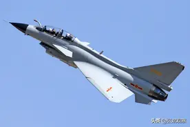 歼-10最新改进型首飞成功，外形独特，机腹有个“大肚子”图片