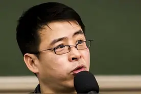 20年要求中国人向世界道歉，被央视开除的阿丘，如今现状咎由自取图片