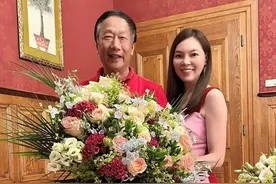 富士康老板娘晒结婚周年宴，47岁穿拼色裙优雅大气，看着就像阔太图片