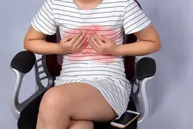 乳腺癌也会骨转移，出现4个症状可能是病情加重图片