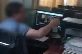 教师上班时间看视频同事提醒遭辱骂，教育局回应：会处理图片