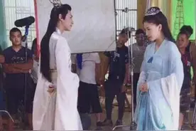 男艺人拍戏为显高太拼！偶像剧男主踩推车走路，有人屁股下垫石头图片