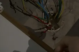 “强电箱里有水！”刚接的精装房，把他吓到不敢住了图片