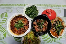 妻子欺骗丈夫说要加班，其实是和情人在一起，结果第二天惨了图片