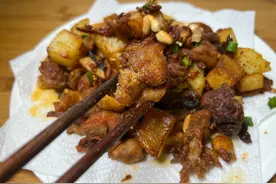 三个鸡腿和一个土豆做孩子点名的美味，土豆鸡腿肉焦香，越嚼越香图片