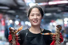 退役残运冠军李园园直播卖海鲜还债，“不火的冠军”活出了自己图片