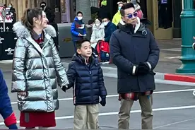 陈小春应采儿带大儿子出游，一家三口全程超欢乐，Jasper长高不少图片