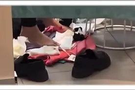 女子在HM试衣将新衣当脚垫，HM：衣服已做损，建议顾客将衣服买回家后，都清洗一下图片